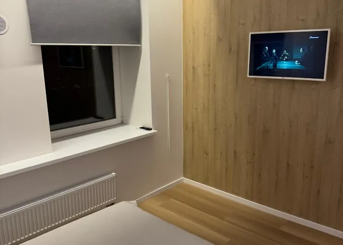 6 Airport Apartment