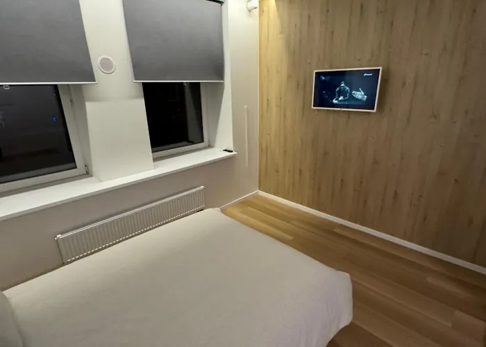 6 Airport Apartment