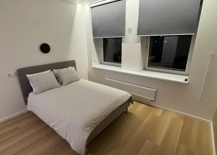 6 Airport Apartment