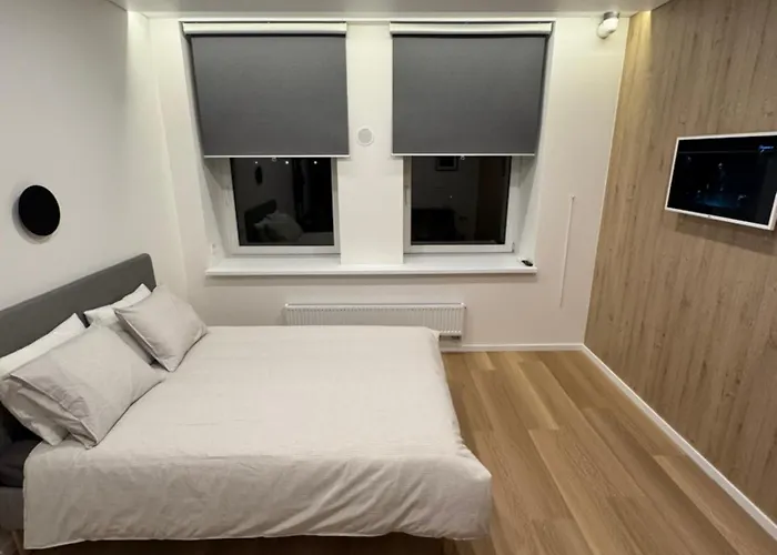 6 Airport Apartment